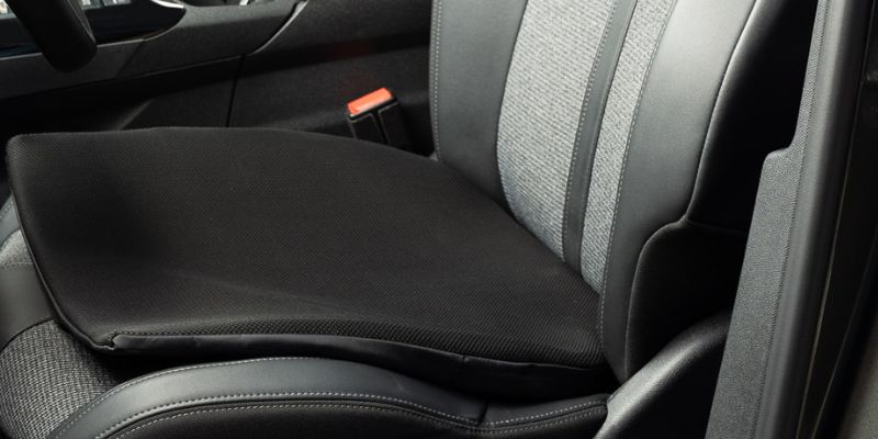 Coussin pour douleurs au coccyx en voiture